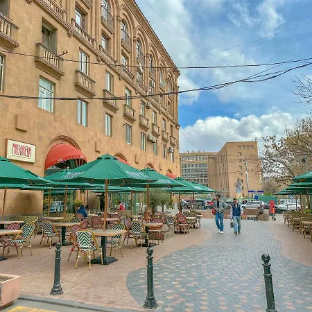 Квартира С Французским Балконом Yerevan Exterior photo